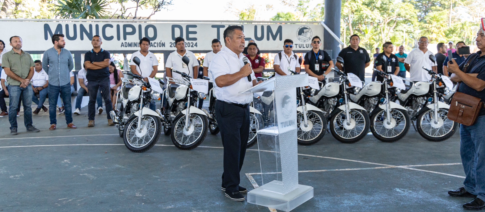 Equipa Marciano Dzul a 10 direcciones de su administración con motocicletas nuevas