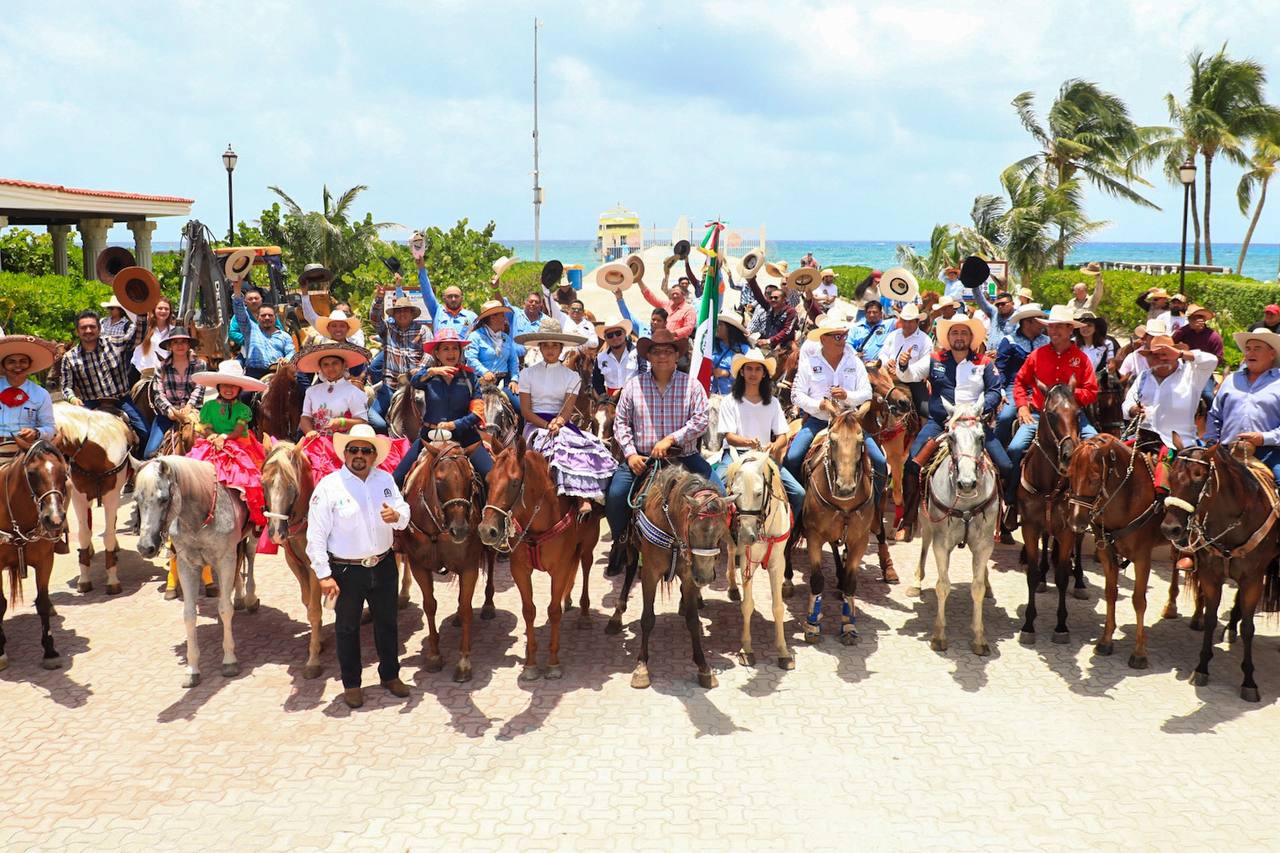 Realizan segunda cabalgata urbana en Playa del Carmen