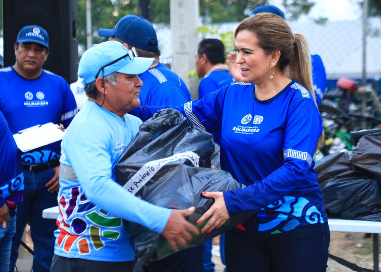 Lili Campos dignifica a personal de servicios públicos con más uniformes