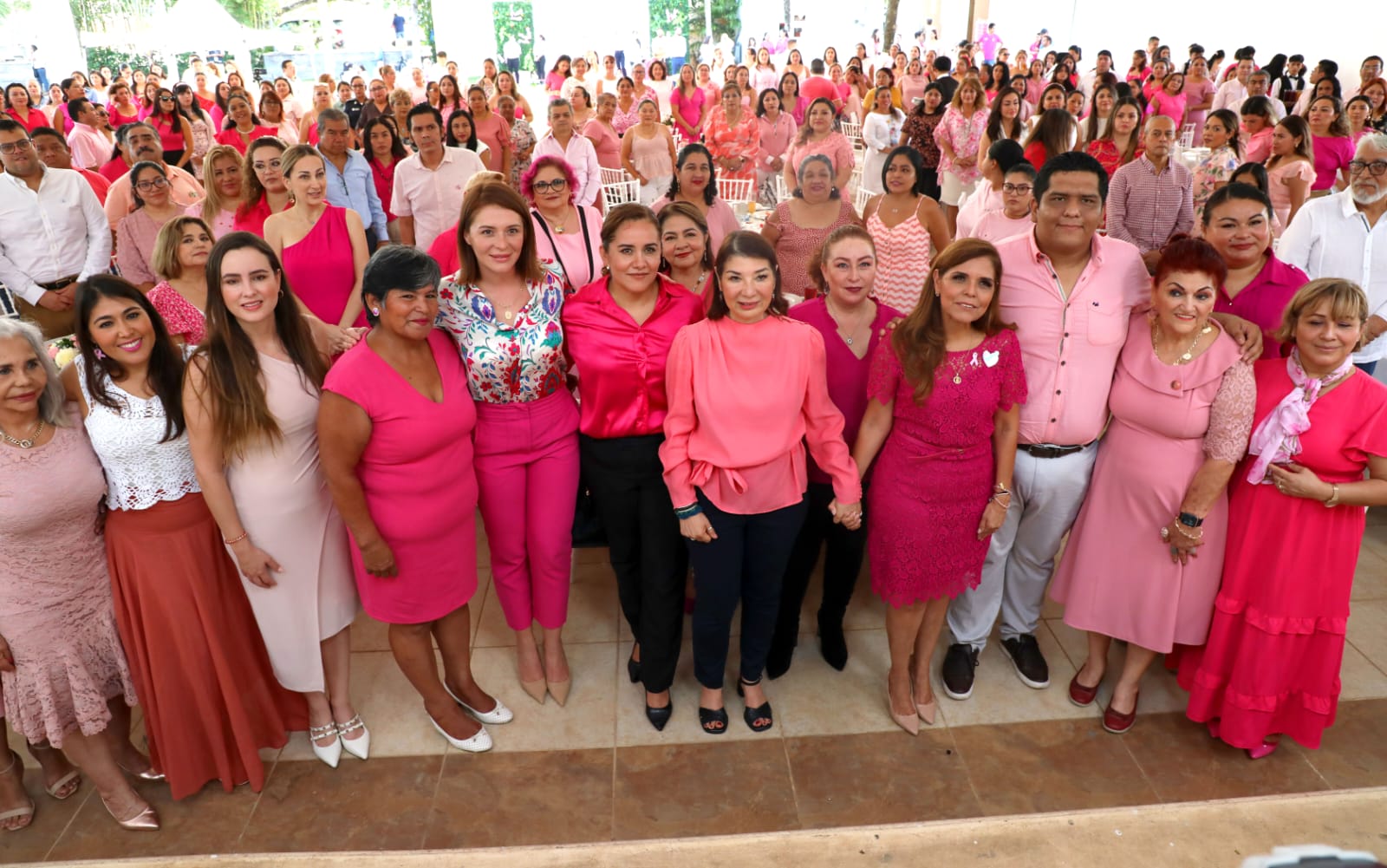 Se unen mujeres al Desayuno Rosa en beneficio de familias solidarenses