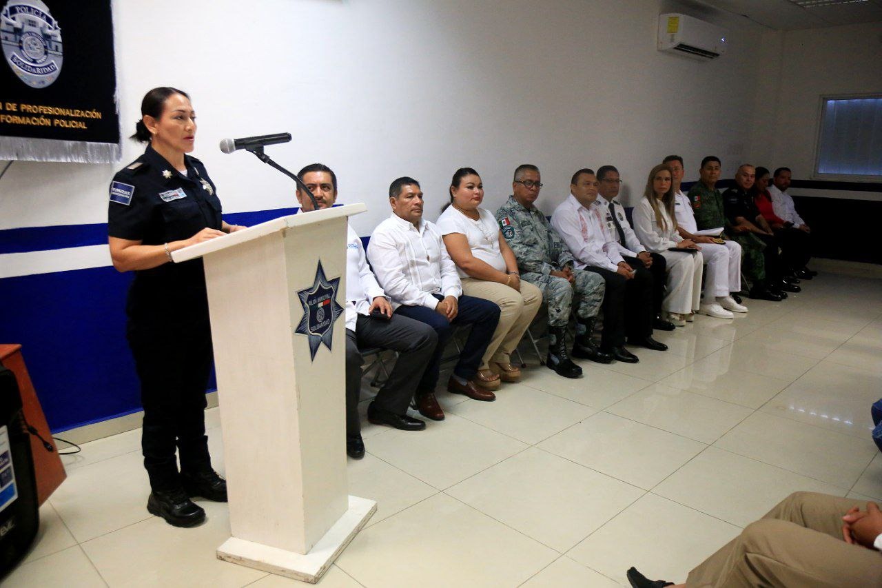 Lili Campos cumple con becas a hijos de policías