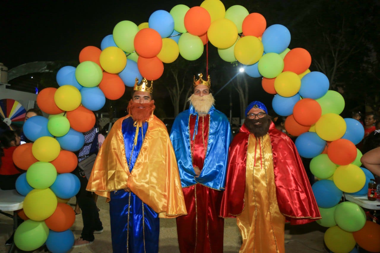 Festejan a los ‘reyes’ del hogar en Puerto Aventuras